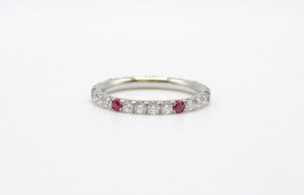 Micropavé Ruby Eternity Band